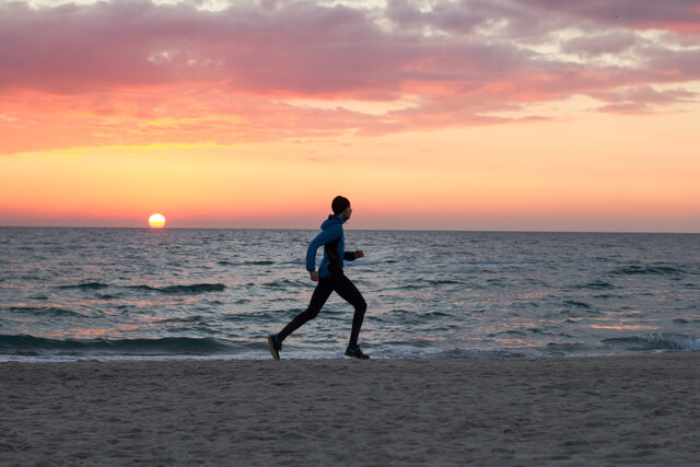 640-young-man-in-atumn-clothes-training-on-the-beach-sunrise-background-male-runner-at-morning