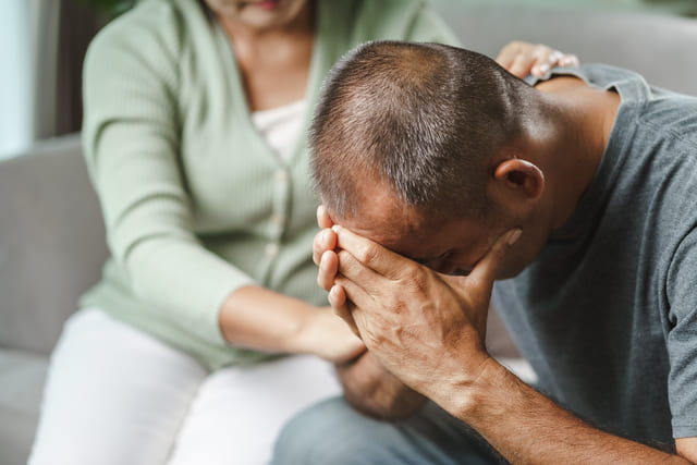 640-female-friend-or-family-sitting-and-hold-hands-during-cheer-up-to-mental-depress-man-psychologist-provides-mental-aid-to-patient-ptsd-mental-health-concept