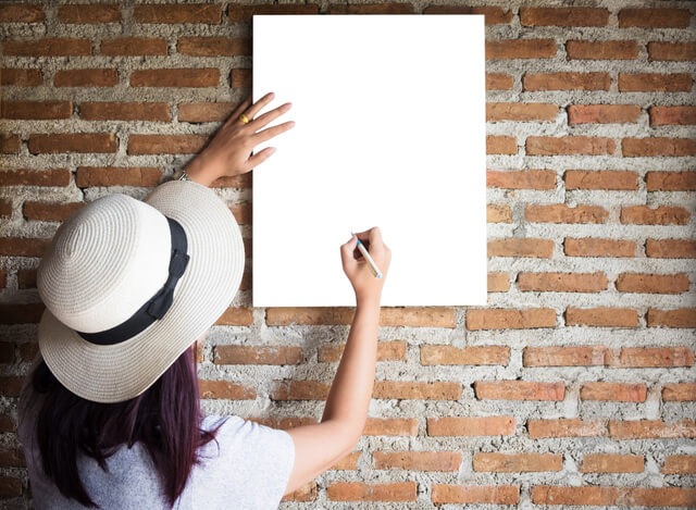 640-portrait-of-young-girl-at-the-whiteboard