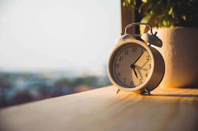 640-alarm-clock-on-wooden-in-the-morning-with-sunlight